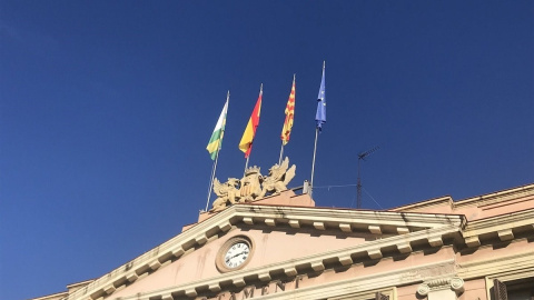Las banderas española y europea, en el Ayuntamiento de Sabadell. / EP