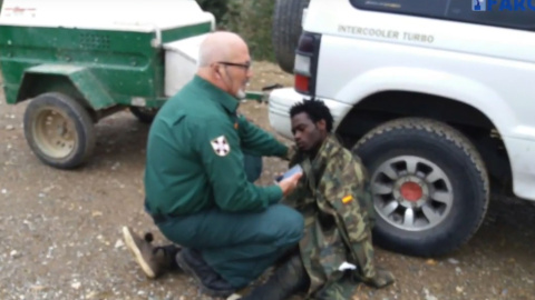 El joven subsahariano es socorrido por unos cazadores en Ceuta.- EL FARO DE CEUTA El joven subsahariano es socorrido por unos cazadores en Ceuta.- EL FARO DE CEUTA