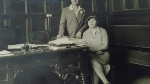 Ángela García de la Puerta y Vicenta Arnal fueron en 1929 las primeras mujeres que alcanzaron el doctorado en Ciencias en España, a las que luego se sumó María Antonia Zorraquino. Ángela García de la Puerta y Vicenta Arnal fueron en 1929 las primeras mujeres que alcanzaron el doctorado en Ciencias en España, a las que luego se sumó María Antonia Zorraquino.