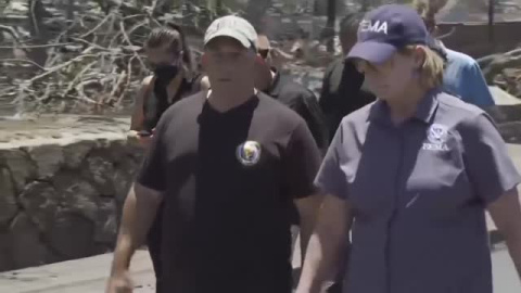 El gobernador de Hawái visita los lugares más devastados por los incendios El gobernador de Hawái visita los lugares más devastados por los incendios