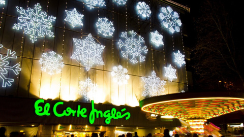 Un centro de El Corte Inglés con la decoración navideña. Un centro de El Corte Inglés con la decoración navideña.