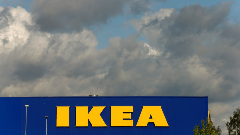 El logo de IKEA en una de sus tiendas en la localidad suiza de Spreitenbach. REUTERS/Arnd Wiegmann El logo de IKEA en una de sus tiendas en la localidad suiza de Spreitenbach. REUTERS/Arnd Wiegmann