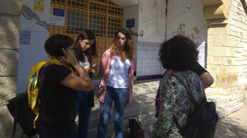 Las diputadas de Podemos Ione Belarra y Noelia Vera, en la puerta del CIE de Algeciras (Cádiz) al que se les ha impedido la entrada.- PODEMOS Las diputadas de Podemos Ione Belarra y Noelia Vera, en la puerta del CIE de Algeciras (Cádiz) al que se les ha impedido la entrada.- PODEMOS