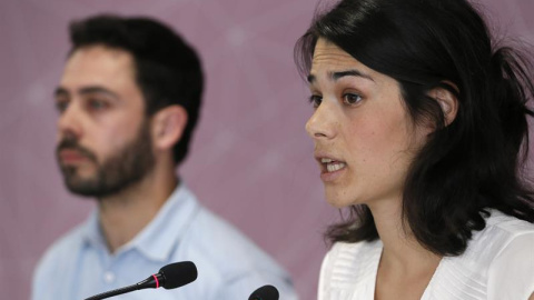 El secretario de organización de Podemos en la Comunidad de Madrid, Fran Casamayor (i), y la diputada Isabel Serra (d), presentan los resultados de la consulta para decidir si se impulsa una moción de censura contra Cifuentes. EFE/MARISCAL El secretario de organización de Podemos en la Comunidad de Madrid, Fran Casamayor (i), y la diputada Isabel Serra (d), presentan los resultados de la consulta para decidir si se impulsa una moción de censura contra Cifuentes. EFE/MARISCAL