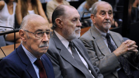 Jorge Luis Magnacco junto al dictador argentino Jorge Rafael Videla, durante el juicio por crímenes de lesa humanidad en 2011.