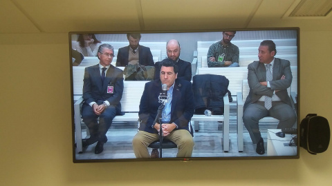 Un monitor de televisión muestra a David Marjaliza, durante su declaración en el juicio en la Audiencia Nacional. Detrás de él, Francisco Granados. Un monitor de televisión muestra a David Marjaliza, durante su declaración en el juicio en la Audiencia Nacional. Detrás de él, Francisco Granados.