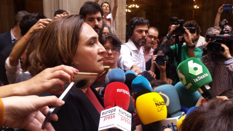 La alcaldesa de Barcelona Ada Colau en declaraciones a la prensa sobre la aplicación del artículo 155 de la constitución./EUROPA PRESS