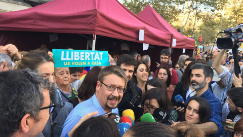 El coordinador de CatComú y portavoz de En Comú Podem en el Congreso, Xavier Domènech en la manifestación de Taula per la Democràcia para pedir la liberación de los presidentes de ANC y Òmnium Cultural, Jordi Sànchez y Jordi Cuixart./EUROPA PRESS