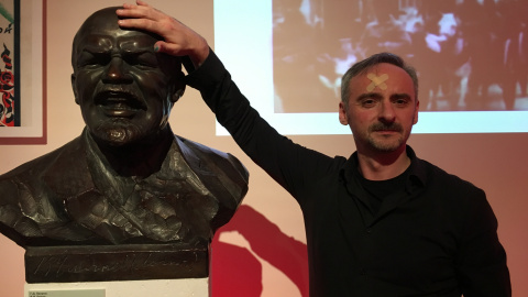 Daniel Utrilla con el busto de Lenin. Daniel Utrilla con el busto de Lenin.