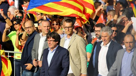 Carles Puigdemont acude a la manifestación en Barcelona contra la aplicación del artículo 155 de la constitución y por la libertad de los 'Jordis'.REUTERS/Ivan Alvarado