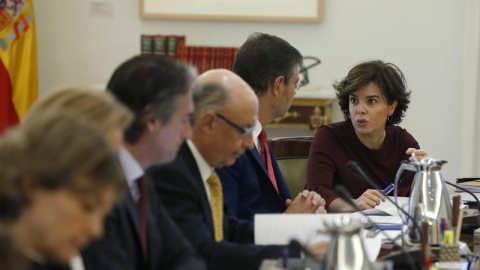 La vicepresidenta del Gobierno, Soraya Sáenz de Santamaría, conversa con el ministro de Justicia, Rafael Catalá, junto al ministro de Hacienda y Función Pública, Cristóbal Montoro, y el ministro de Fomento, Íñigo de la Serna, al inicio hoy de la r La vicepresidenta del Gobierno, Soraya Sáenz de Santamaría, conversa con el ministro de Justicia, Rafael Catalá, junto al ministro de Hacienda y Función Pública, Cristóbal Montoro, y el ministro de Fomento, Íñigo de la Serna, al inicio hoy de la r