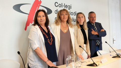 Montserrat Fortuny, advocada de la UAVAT; Sara Bosch, la presidenta; Elisa Micciola, la vicepresidenta i psicòloga, i Robert Manrique, assessor, en l'última roda de premsa de la unitat, al Col·legi de Periodistes de Catalunya, a Barcelona. Montserrat Fortuny, advocada de la UAVAT; Sara Bosch, la presidenta; Elisa Micciola, la vicepresidenta i psicòloga, i Robert Manrique, assessor, en l'última roda de premsa de la unitat, al Col·legi de Periodistes de Catalunya, a Barcelona.