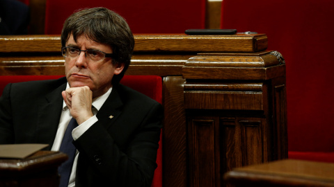El president de la Generalitat, Carles Puigdemont, durante una de las últimas sesiones en el Parlament de Catalunya. - REUTERS El president de la Generalitat, Carles Puigdemont, durante una de las últimas sesiones en el Parlament de Catalunya. - REUTERS