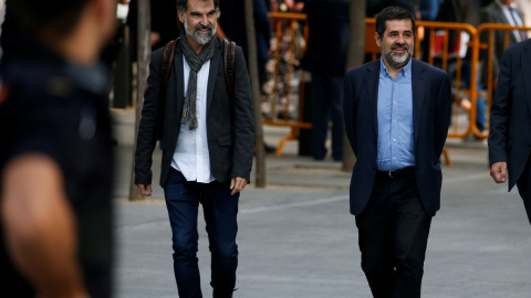 El presidente de Òmnium Cultural, Jordi Cuixart (i), y el de la ANC, Jordi Sanchez, a su llegada a la Audiencia Nacional, el pasado 16 de octubre. REUTERS/Javier Barbancho