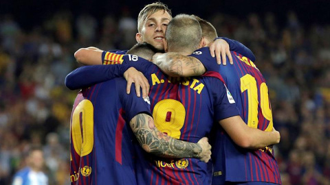 El centrocampista del FC Barcelona Andrés Iniesta celebra con sus compañeros su gol, segundo del equipo frente al Málaga. - EFE El centrocampista del FC Barcelona Andrés Iniesta celebra con sus compañeros su gol, segundo del equipo frente al Málaga. - EFE