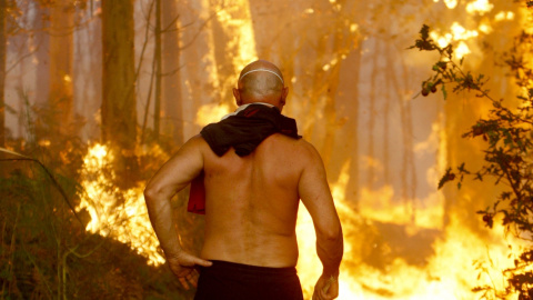 Un hombre mira impasible el incendio en la zona de Zamanes, Vigo EFE/Salvador Sas Un hombre mira impasible el incendio en la zona de Zamanes, Vigo EFE/Salvador Sas