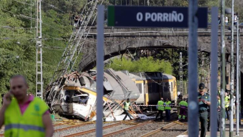 Imagen del tren descarrilado en la curva de A Grandeira./ REUTERS Imagen del tren descarrilado en la curva de A Grandeira./ REUTERS