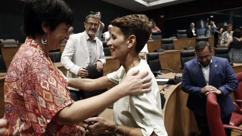 La portavoz del grupo parlamentario de EH Bildu, Laura Aznal (i), felicita a la socialista María Chivite que se ha convertido este martes en la presidenta del Gobierno de Navarra, a 15 de agosto de 2023. La portavoz del grupo parlamentario de EH Bildu, Laura Aznal (i), felicita a la socialista María Chivite que se ha convertido este martes en la presidenta del Gobierno de Navarra, a 15 de agosto de 2023.