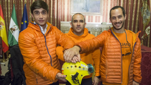 Julio Latorre, José Enrique y Manuel Blanco, los tres bomberos sevillanos de la ONG Prem Aid que serán juzgados en Grecia por tráfico de personas.- EFE Julio Latorre, José Enrique y Manuel Blanco, los tres bomberos sevillanos de la ONG Prem Aid que serán juzgados en Grecia por tráfico de personas.- EFE