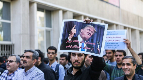 Estudiantes iraníes sostienen una foto de Trump durante una protesta contra el presidente de EEUU en Teherán. /REUTERS Estudiantes iraníes sostienen una foto de Trump durante una protesta contra el presidente de EEUU en Teherán. /REUTERS