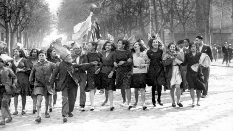 Mujeres celebrando la proclamación de la Segunda República Mujeres celebrando la proclamación de la Segunda República