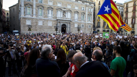 Centenares de docentes se manifiestan en la plaza de Sant Jaume convocados por el Marco Unitario de la Comunidad Educativa (MUCE) que ha llamado a concentrarse a las puertas de los ayuntamientos capitales de comarca para denunciar que se haya cuestionado Centenares de docentes se manifiestan en la plaza de Sant Jaume convocados por el Marco Unitario de la Comunidad Educativa (MUCE) que ha llamado a concentrarse a las puertas de los ayuntamientos capitales de comarca para denunciar que se haya cuestionado