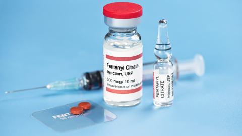 Ampolla de inyección de citrato de fentanilo, vial, parche dérmico de fentanilo transparente, tabletas y jeringa en una bandeja. Ampolla de inyección de citrato de fentanilo, vial, parche dérmico de fentanilo transparente, tabletas y jeringa en una bandeja.