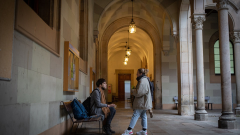 Dos personas en la Facultad de Filología y Comunicación de la Universitat de Barcelona, el edificio central. Imagen de Archivo. Dos personas en la Facultad de Filología y Comunicación de la Universitat de Barcelona, el edificio central. Imagen de Archivo.