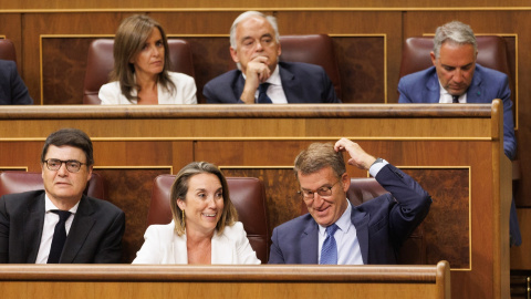 17/8/23 Feijoo, en su escaño, con Gamarra a su izquierda, este jueves en el Congreso. 17/8/23 Feijoo, en su escaño, con Gamarra a su izquierda, este jueves en el Congreso.