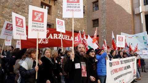 Los trabajadores del Teatro de la Zarzuela durante una protesta contra los planes de fusión con el Teatro Real.- EFE Los trabajadores del Teatro de la Zarzuela durante una protesta contra los planes de fusión con el Teatro Real.- EFE