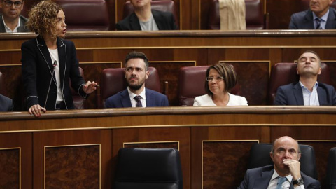 La portavoz adjunta del grupo socialista, Meritxell Batet, durante una de sus intervenciones en la sesión de control al Gobierno que hoy se celebra en el Congreso en presencia del ministro de Economía, Luis de Guindos (d). EFE/Javier Lizon La portavoz adjunta del grupo socialista, Meritxell Batet, durante una de sus intervenciones en la sesión de control al Gobierno que hoy se celebra en el Congreso en presencia del ministro de Economía, Luis de Guindos (d). EFE/Javier Lizon
