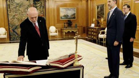 El fiscal general del Estado promete su cargo ante el Rey y Mariano Rajoy (EFE) El fiscal general del Estado promete su cargo ante el Rey y Mariano Rajoy (EFE)