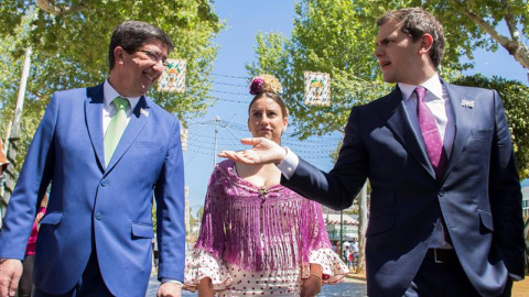 El presidente de Ciudadanos, Albert Rivera (d), junto al líder de su partido en Andalucía, Juan Marín (i), durante su visita la Feria de Abril de Sevilla. EFE El presidente de Ciudadanos, Albert Rivera (d), junto al líder de su partido en Andalucía, Juan Marín (i), durante su visita la Feria de Abril de Sevilla. EFE