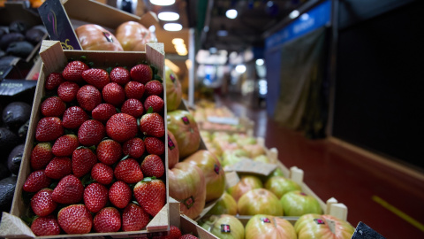 Mostrador de una frutería en un mercado de Madrid. Mostrador de una frutería en un mercado de Madrid.
