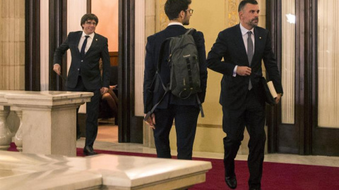 Santi Vila abandona el despacho de Puigdemont tras presentar su dimisión. EFE/Quique García