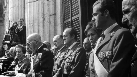 El dictador Francisco Franco y el entonces príncipe de Asturias y hoy rey emérito Juan Carlos de Borbón, en un acto celebrado 59 días antes de la muerte del primero. El dictador Francisco Franco y el entonces príncipe de Asturias y hoy rey emérito Juan Carlos de Borbón, en un acto celebrado 59 días antes de la muerte del primero.