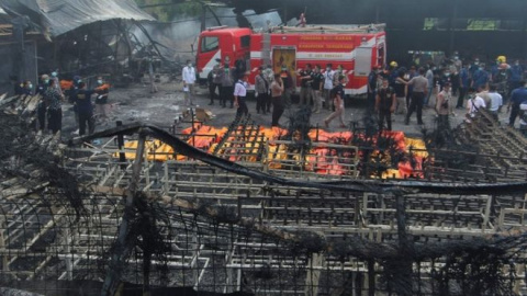 La policía forense en el incendio de la fábrica en Tangerang, Indonesia. AFP/GETTY La policía forense en el incendio de la fábrica en Tangerang, Indonesia. AFP/GETTY