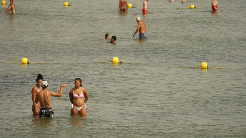 Bañistas en la playa de la Malvarrosa, a 10 de agosto de 2023, en València. Bañistas en la playa de la Malvarrosa, a 10 de agosto de 2023, en València.
