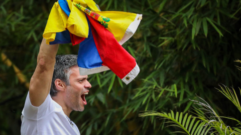 El opositor venezolano Leopoldo López saluda a sus seguidores tras ser trasladado a su casa en arresto domiciliario. EFE El opositor venezolano Leopoldo López saluda a sus seguidores tras ser trasladado a su casa en arresto domiciliario. EFE