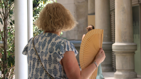 Imatge d'arxiu d'una dona ventant-se. Imatge d'arxiu d'una dona ventant-se.