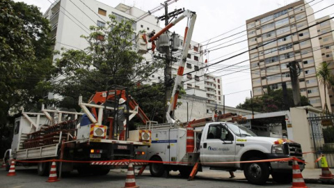 En la imagen de archivo, técnicos de Electropaulo, la compañía metropolitana de electricidad de Sao Paulo, trabajan en un poste eléctrico. REUTERS/Nacho Doce En la imagen de archivo, técnicos de Electropaulo, la compañía metropolitana de electricidad de Sao Paulo, trabajan en un poste eléctrico. REUTERS/Nacho Doce