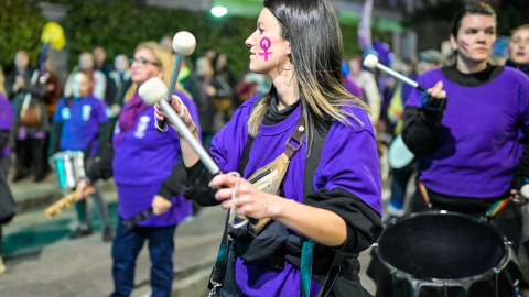 Varias mujeres tocan tambores durante una manifestación convocada por la Plataforma Feminista Guadalajara por el 8M, Día Internacional de la Mujer, en Guadalajara, Castilla La-Mancha (España). Varias mujeres tocan tambores durante una manifestación convocada por la Plataforma Feminista Guadalajara por el 8M, Día Internacional de la Mujer, en Guadalajara, Castilla La-Mancha (España).