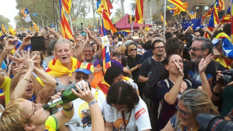 Explosión de júbilo en los alrededores del Parlament tras la votación. / EP