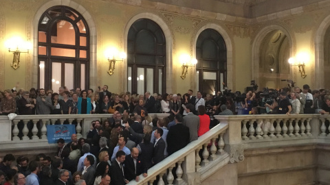 Encuentro de alcaldes y diputados en las escaleras del Parlament entre gritos de “Llibertat” y “Visca a la República”. / MARIÁ DE DELÁS