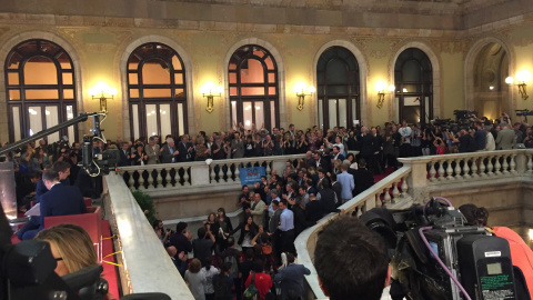 Diputados en la escalera del Parlament, entre aplausos, abrazos y vivas a la República. / MARIÀ DE DELÀS