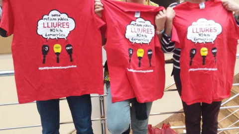 De izquierda a derecha: Lluis Caelles, presidente del consejo profesional de TV3; Montse Poblet, presidenta del consell profesional de Catalunya Radio; y Mercè Alcocer, presidenta del comité de empresa de Catalunya Radio.