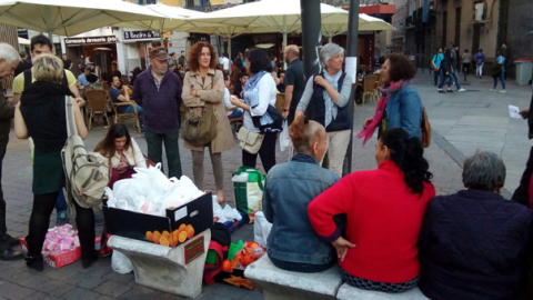 Voluntarios de Casa Solidaria reparten cenas en la plaza de Tirso de Molina de Madrid. / RAÚL GIGLIO Voluntarios de Casa Solidaria reparten cenas en la plaza de Tirso de Molina de Madrid. / RAÚL GIGLIO