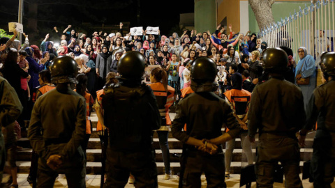 Policías marroquíes frente a una protesta de activistas en Alhucemas contra los abusos policiales durante las revueltas sociales.- REUTERS