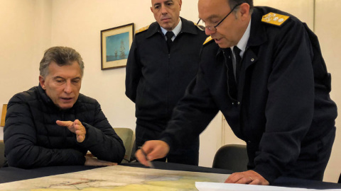 El presidente de Argentina, Mauricio Macri, atiende a las explicaciones del Almirante Gabriel González. | REUTERS El presidente de Argentina, Mauricio Macri, atiende a las explicaciones del Almirante Gabriel González. | REUTERS