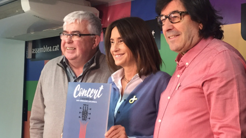 El vicepresident de l'ANC, Agustí Alcoberro, la productora musical Gemma Recoder i el també productor i membre del secretariat de l'entitat Linus Puchal, amb el cartell del concert del 2 de desembre El vicepresident de l'ANC, Agustí Alcoberro, la productora musical Gemma Recoder i el també productor i membre del secretariat de l'entitat Linus Puchal, amb el cartell del concert del 2 de desembre